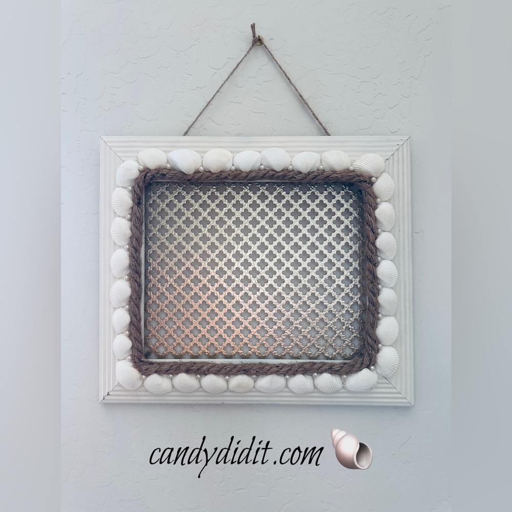 New Beachy Handmade Cream & Gold Seashell Jewelry Hanger